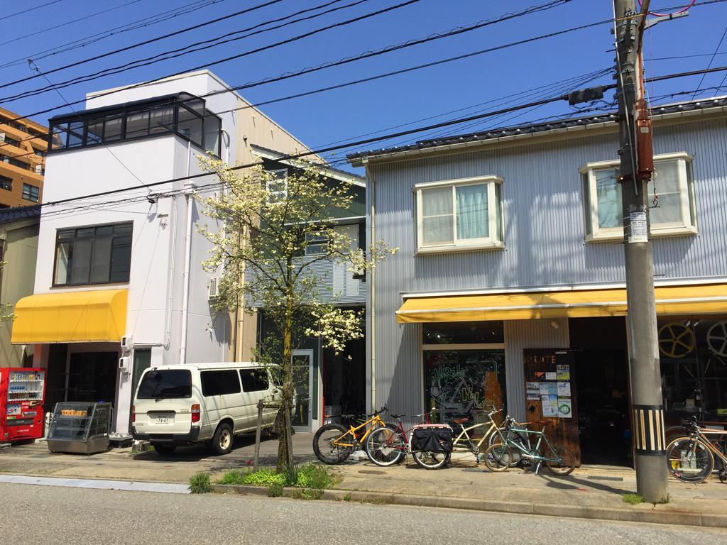 Toolate Guesthouse Toyama Bagian luar foto